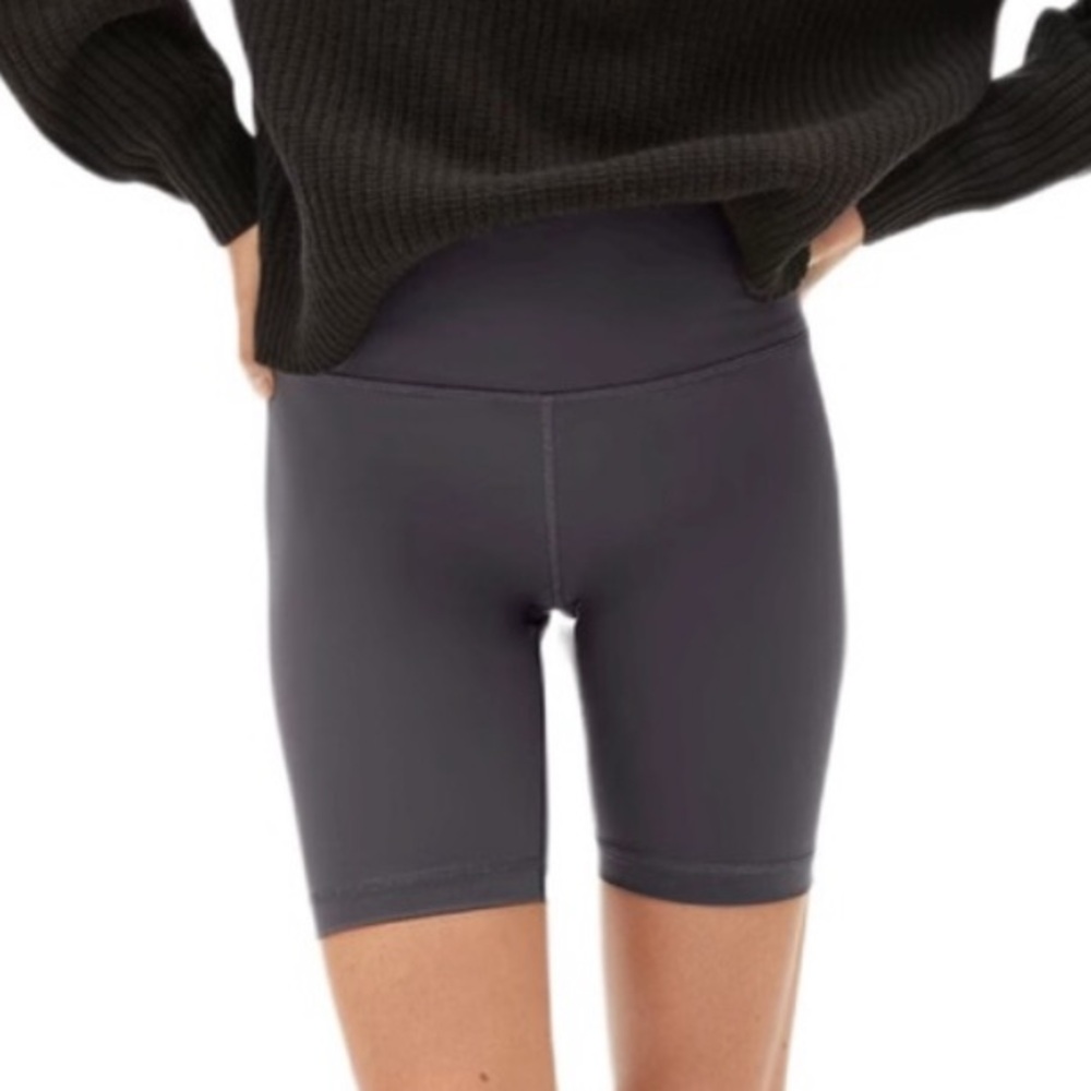 Everlane Gray Perform Biker Shorts size small 6” inseam⭐️